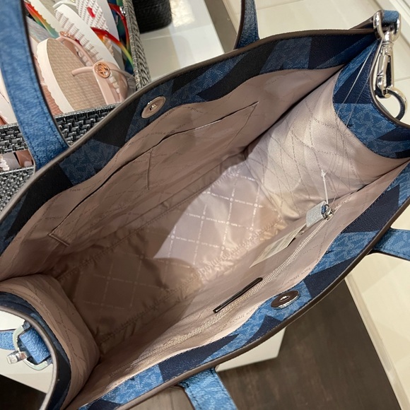 Michael Kors Kenly Large NS Tote - Picture 7 of 8